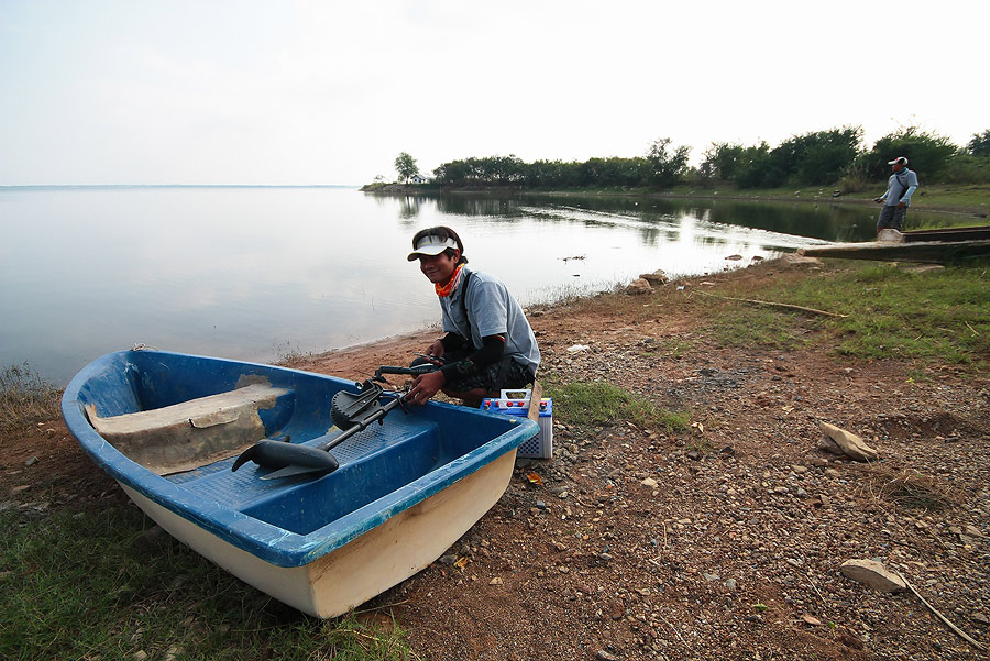 เตรียมเอาเรือลงน้ำ...แต่ความกดดันมั