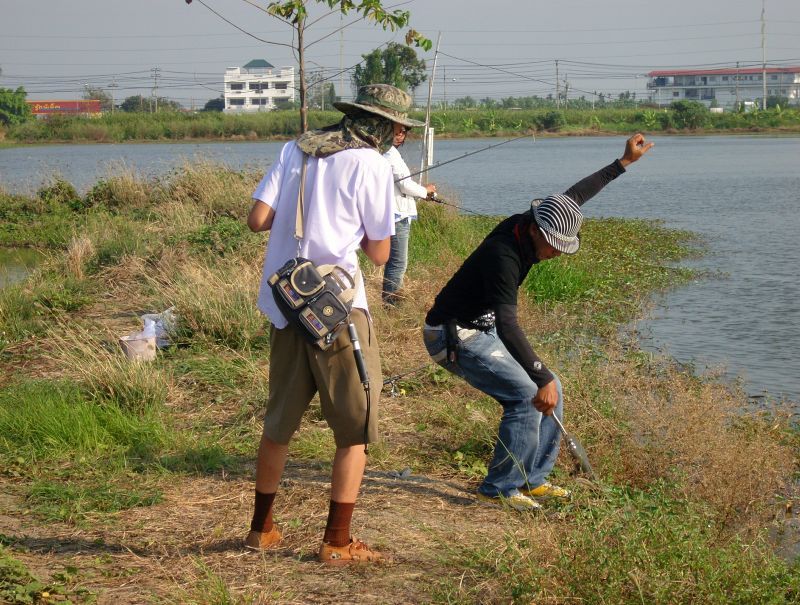 นึกว่าใคร เสื้อผ้า คุ้นๆ แฮะ

 :laughing: :laughing: :laughing: