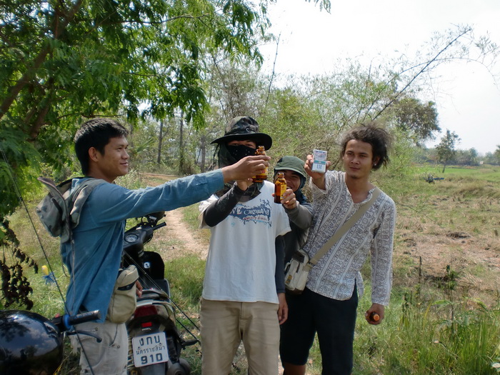 ชนขวดกันนิด