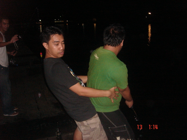 18+
กลัวน้องออมตกน้ำหน่ะ เลยช่วยจับไ