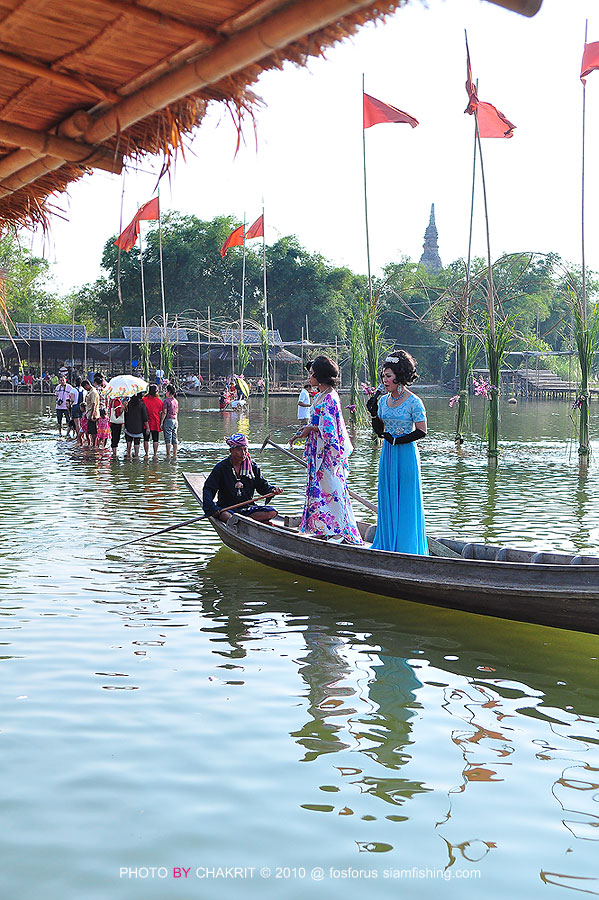 ภายในตลาดน้ำวัดคลองสระบัว ก็จะมีการแสดงแบบโบราน ให้ชมฟรี เพียงเสียค่าเข้าชม คนละ 50 บาท เด็กไม่เสียค