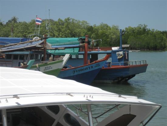  :grin: เราแวะจับจ่ายของ ก่อนลงเรือที่ต