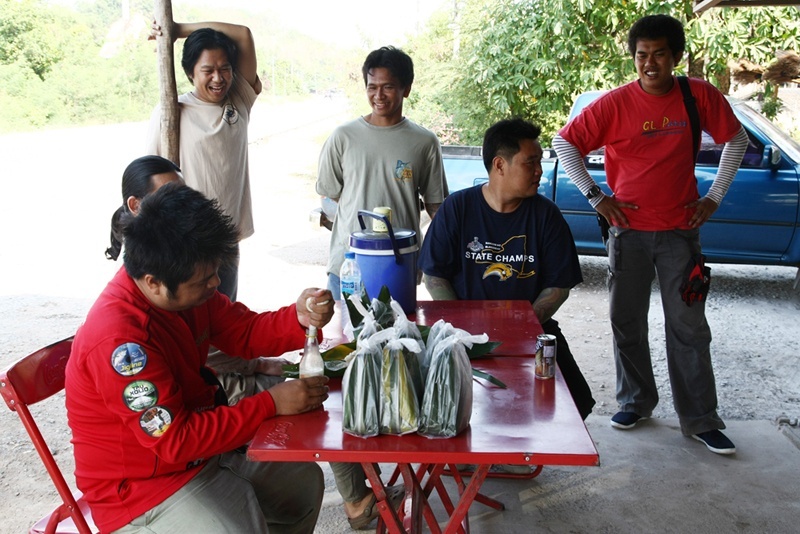 แวะหาสะเบียงกันที่ร้านประจำก่อน...