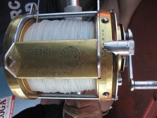  :grin: แล้วก็มาถึงเจ้าตัวต้นเรื่อง เจ้า " Penn 80 W ลูกโลก" ตัวนี้ที่เราได้ปล่อยสายลอยโดยเกี่ยวปล