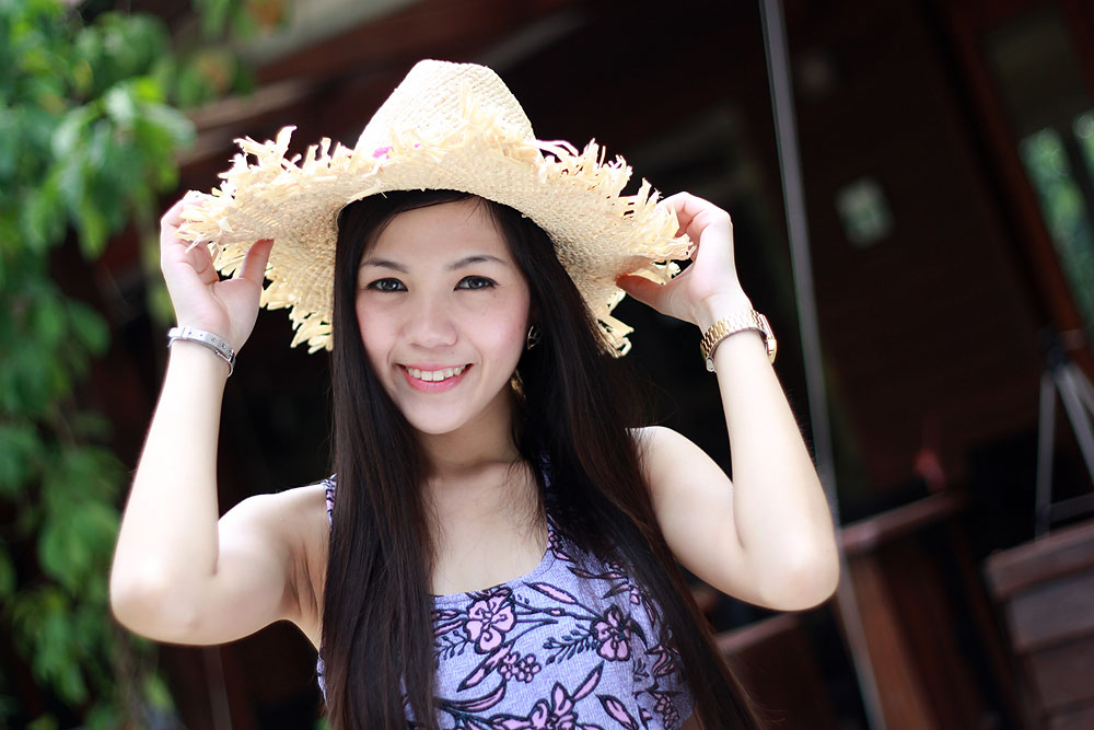 ออกแดดครับกลัวน้องปอจะร้อนก็เลยต้องมีหมวกมาบังแดดให้
 :cool: