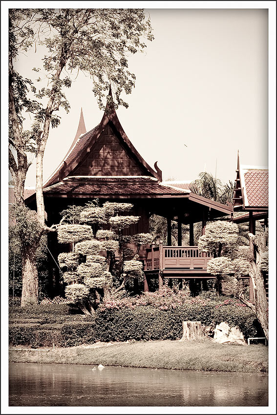      :smile:    บ้านทรงไทยก็มีครับ  แต่เก็บมาได้แค่เนี่ย บอกว่าให้เอาเลนส์ไปสองตัวไม่เชื่อ :smile: