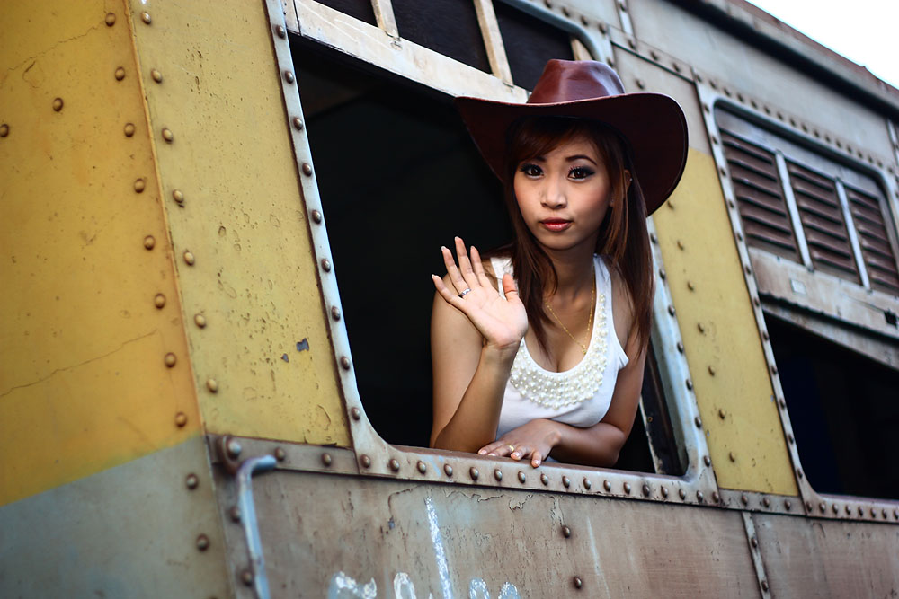 พอดีมีเวลาช่วงห้าโมงกว่าก็เลยพากันมาเก็บภาพที่สถานีรถไฟกัน
 :kiss: