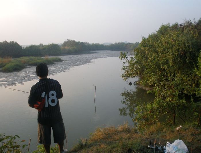 น้ำไม่แห้งอย่างที่เห็นนะครับ..........วันนั้นที่ผมไป...เจ้าของบ่อปล่อยน้ำจับกุ้งครับ :grin:

รกมาก