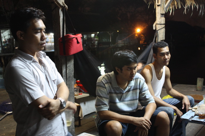 ฟังอย่างตั้งใจเชียว
ว่าแต่เล่าเรื่องไรกันเหรอ