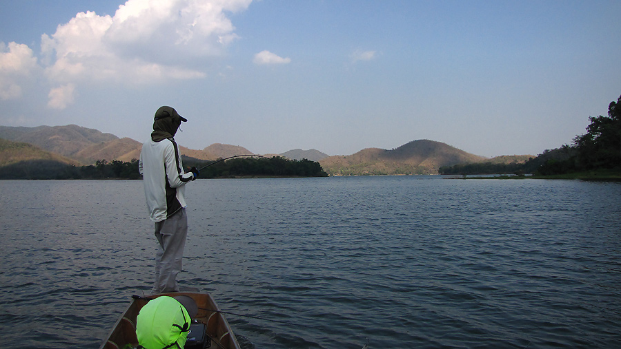 
    อยู่หัวเรือนะถูกแล้ว.....หวดได้ไกล