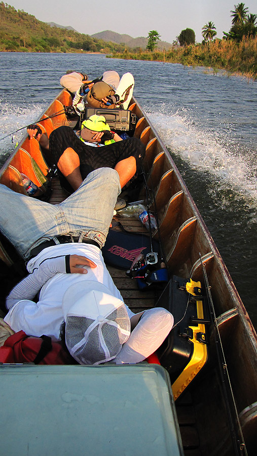 
    งานนี้ความผิดผมเลยนะนี้ .....เรือกว้างไปหน่อย..ใหญ่ไปนิด...นอนได้เลยพากันหลับไปเลย....เอ้านอนน