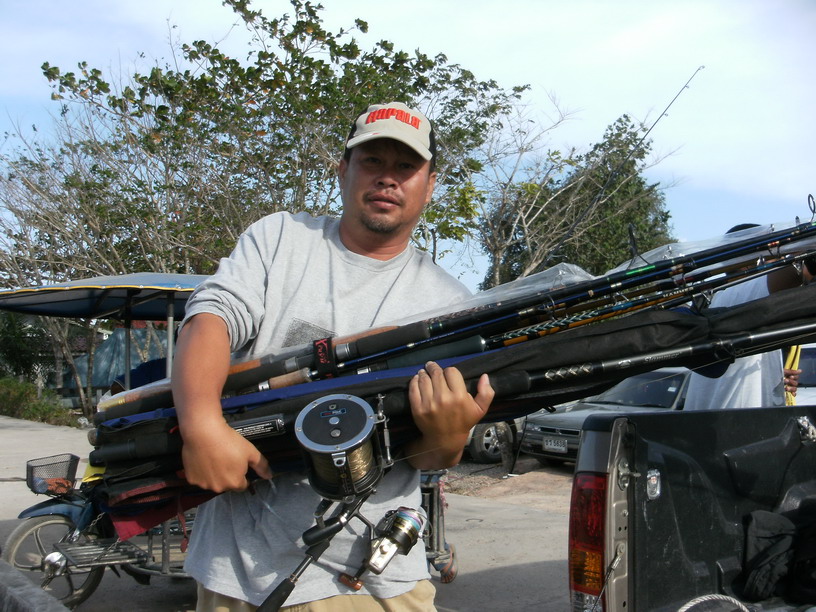 ถึงท่าเรือแล้วครับ อุปกรณ์ขนมาเกือบทุกขนาด




