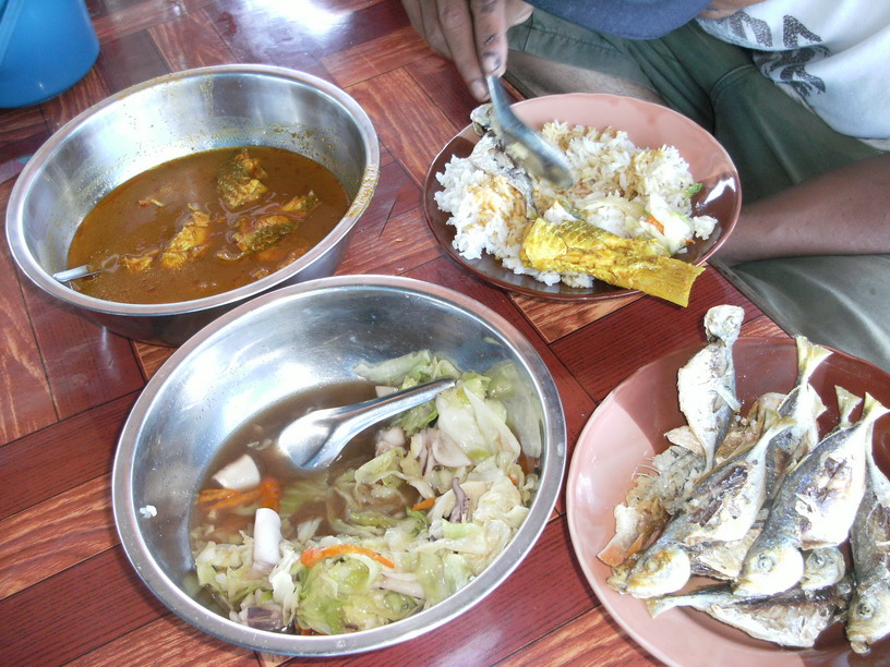 อาหารมื้อเที่ยงกินกันแบบง่ายๆ


