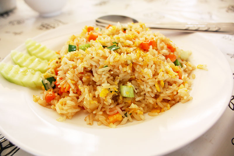 ข้าวกลางวันครับ กินในร้านอาหารในสวนส้มเลย