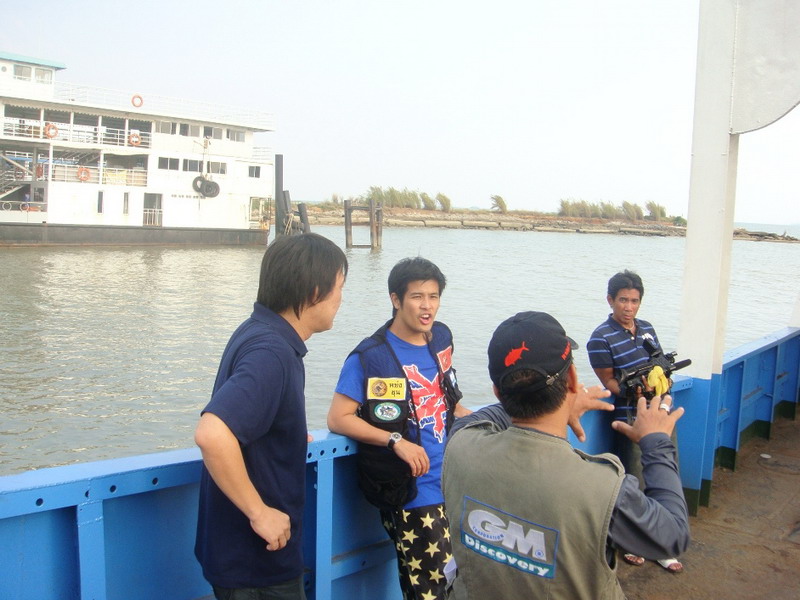 ถึงเรือเฟอร์รี้ข้ามไปเกาะช้างแล้วครับ  :love:  :love: