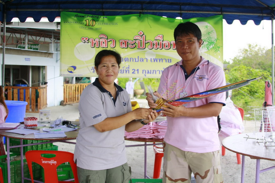  มาเข้าเรื่องกันเลยครับ  คุณนิ่ม มอบของรางวัล เพื่อแจกในงานครับ 

หอบเอามาจากอยุธยา ขึ้นรถ ลงเรือ 