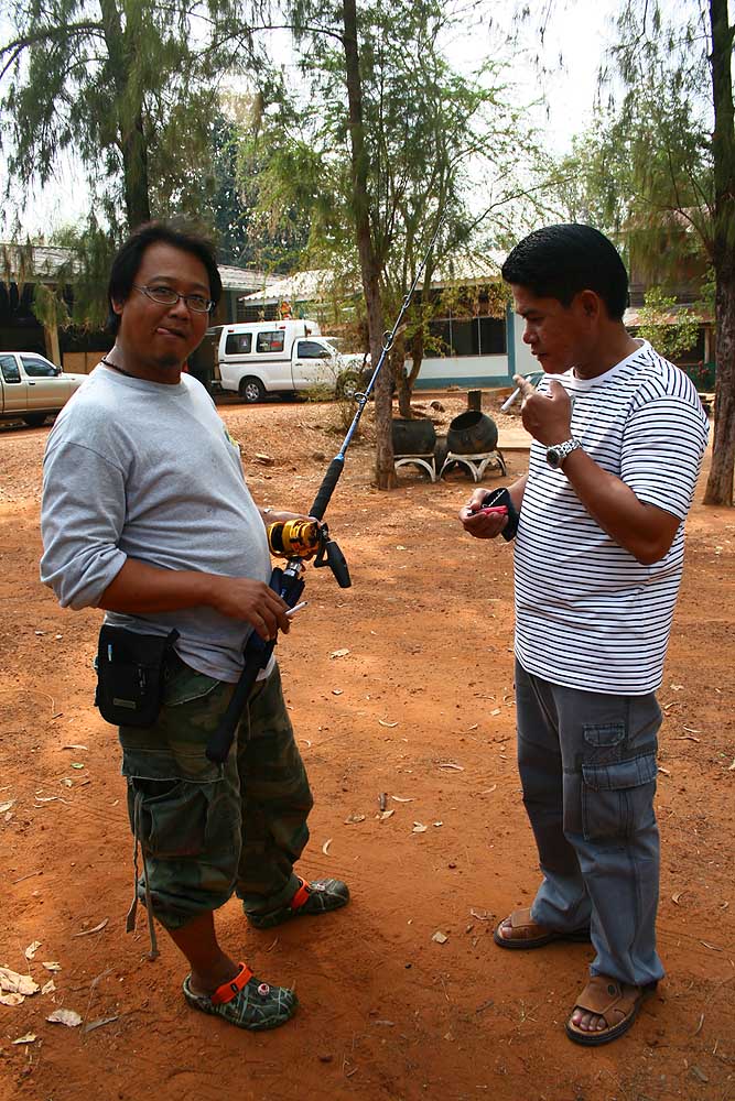 พี่แม็ก  กับ พี่ภพ   กำลังปรึกษากันว่า เราจะเอาเบ็ดชุดนี้ไปตีปลาจิบที่ไหนกันดี   :laughing: :laughin