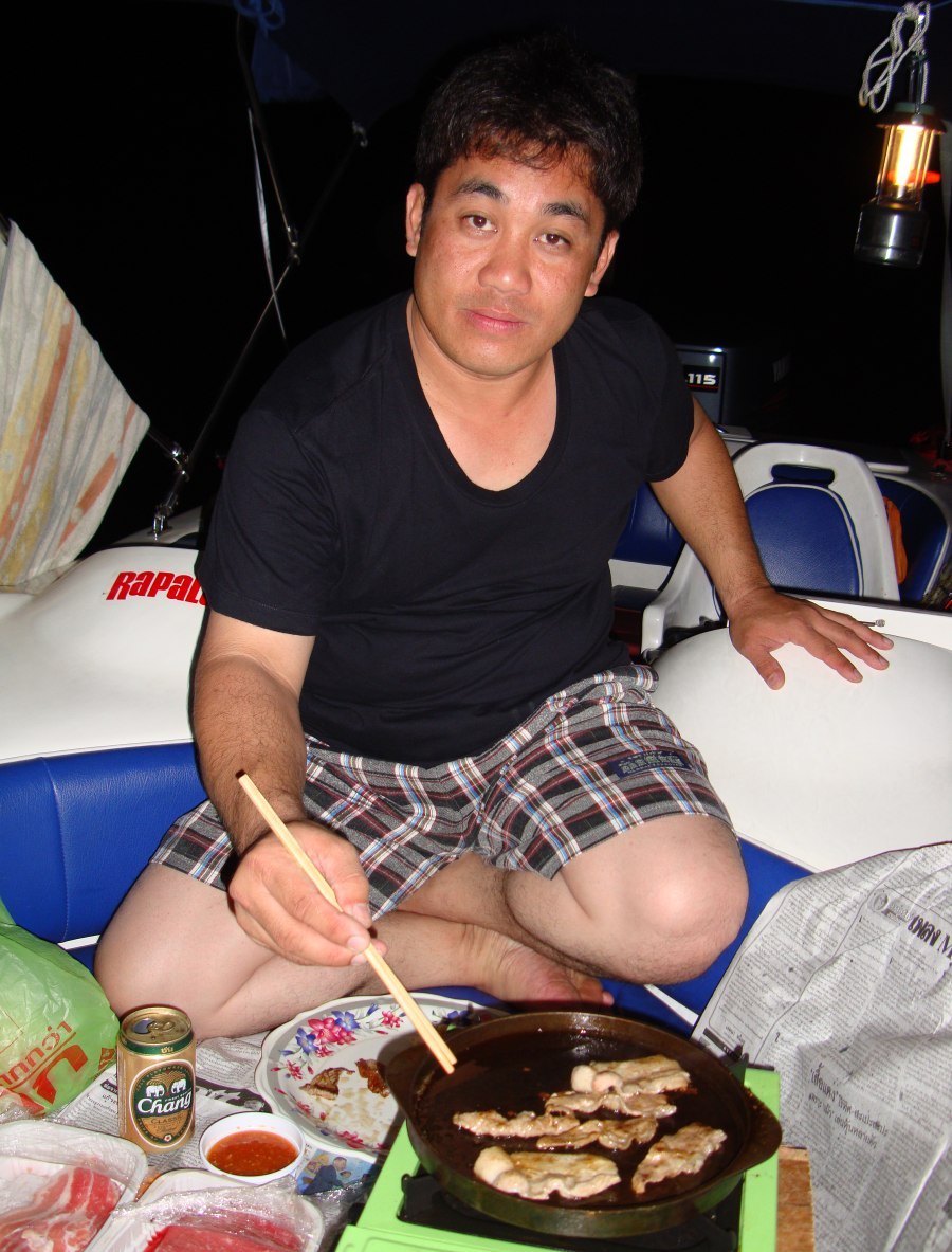 ทานหมูกะทะด้วยกันครับน้าๆป้า ได้บรรยากาศแบบเต็มๆกับหมูกะทะหัวเรือกลางลำห้วย :umh: :umh: :umh: :cheer