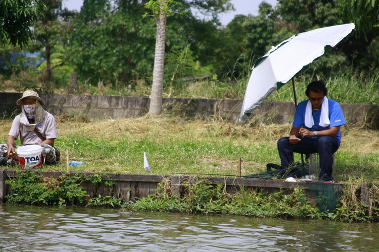 ด้านท้ายบ่อ ที่เมื่องานการกุศล เป็นจุดที่ แชมป์นั่งตก ยังเงียบๆครับ