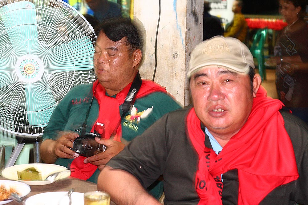ป๋าเทียร หน้าแดงเลยครับงานนี้  เอ....แต่ผมว่ามันก็แดงทุกงานนะป๋า  :laughing: :laughing: :laughing: