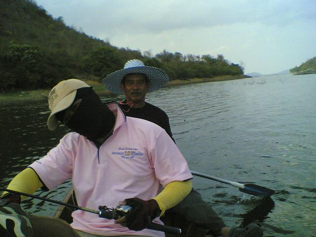 ลมเบาลงนิดหน่อย ก็รีบลงเรือหาหมายกันต่อครับ :grin: :laughing: