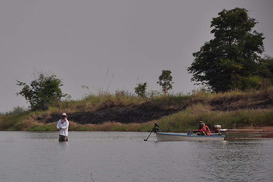 ขับเรือออกมาวนรอบเกาะเล่นๆเจอใครล