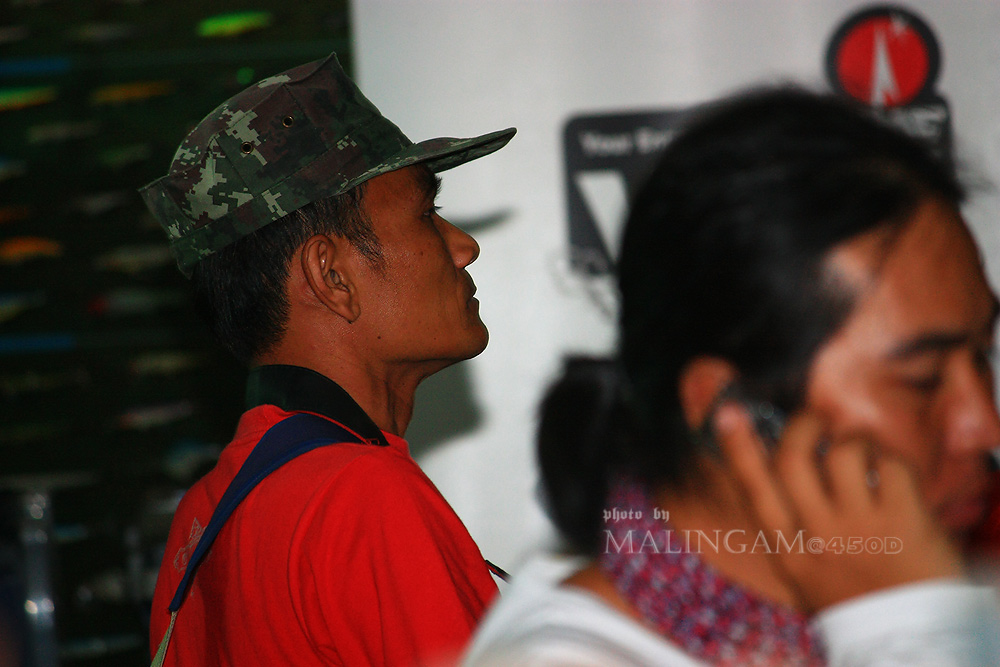 คนนี้.........ไม่ค่อยอยู่โต๊ะ ไม่ค่อยได้นั่ง
  ม่ายรู้เดินทำไม.......... :laughing:  ลป. เอารูปมาแบ