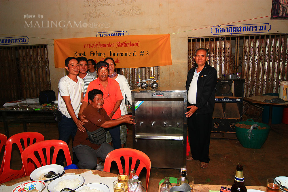 แล้วก็มอบ  เครื่องทำน้ำเย็นไว้ดื่ม  สำหรับทาง โรงเรียนครับ    :cheer: