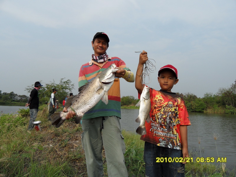 ไห้ลูกถือปลาตัวเล็ก   ส่วนพ่อ....ขอตัว
