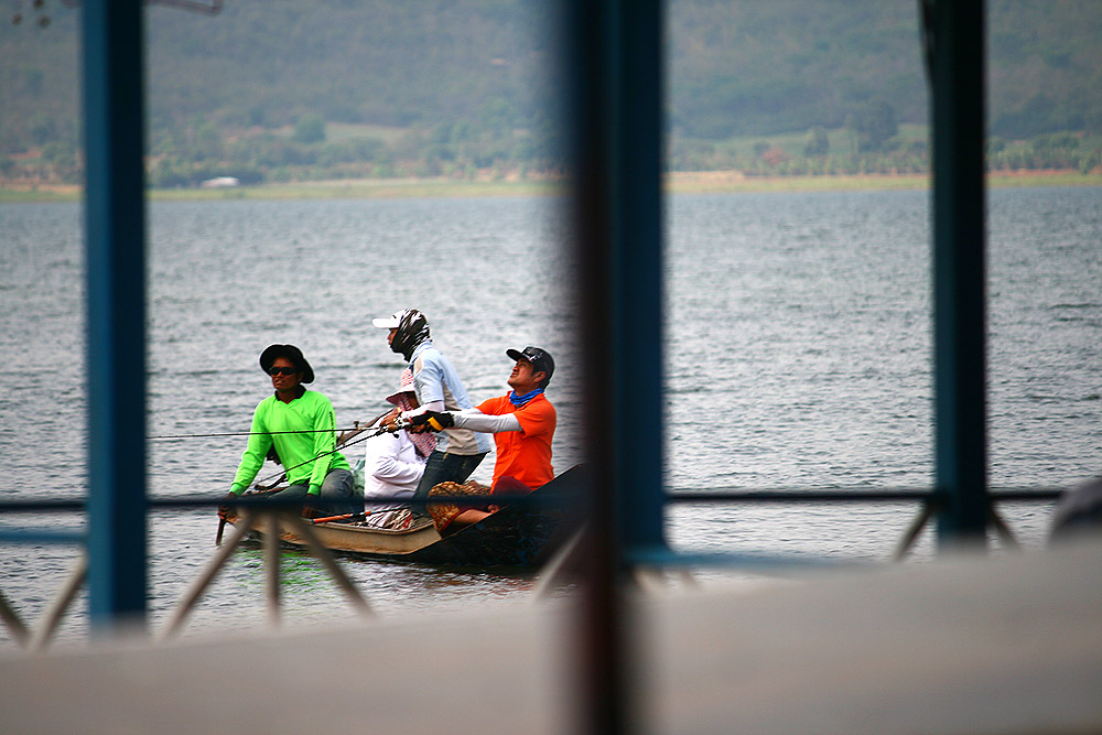 ลำนี้คุ้นๆ นะครับคนที่อยู่หัวเรือ  น้าเอก   เอกจ้านี่เอง  ลงเรือกับน้าน้ำ นี่หว่าเมื่อเช้ากลับมาทำมั