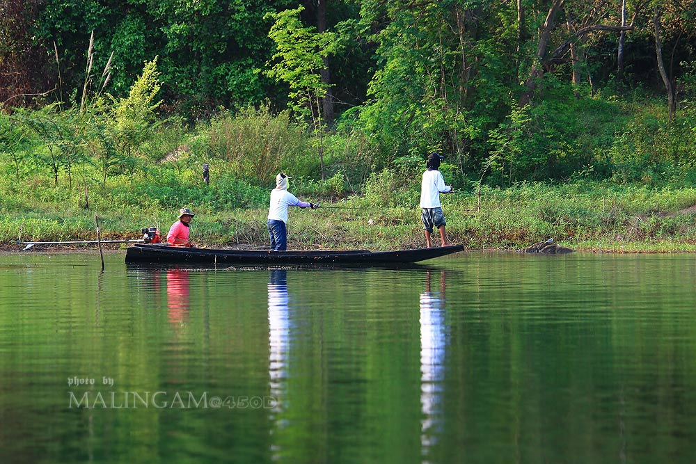 คนที่ลงเรือชาวบ้าน  ก็  ตีเลาะฝั่งครับ........หลบเรือเร็วด้วย   :laughing:
