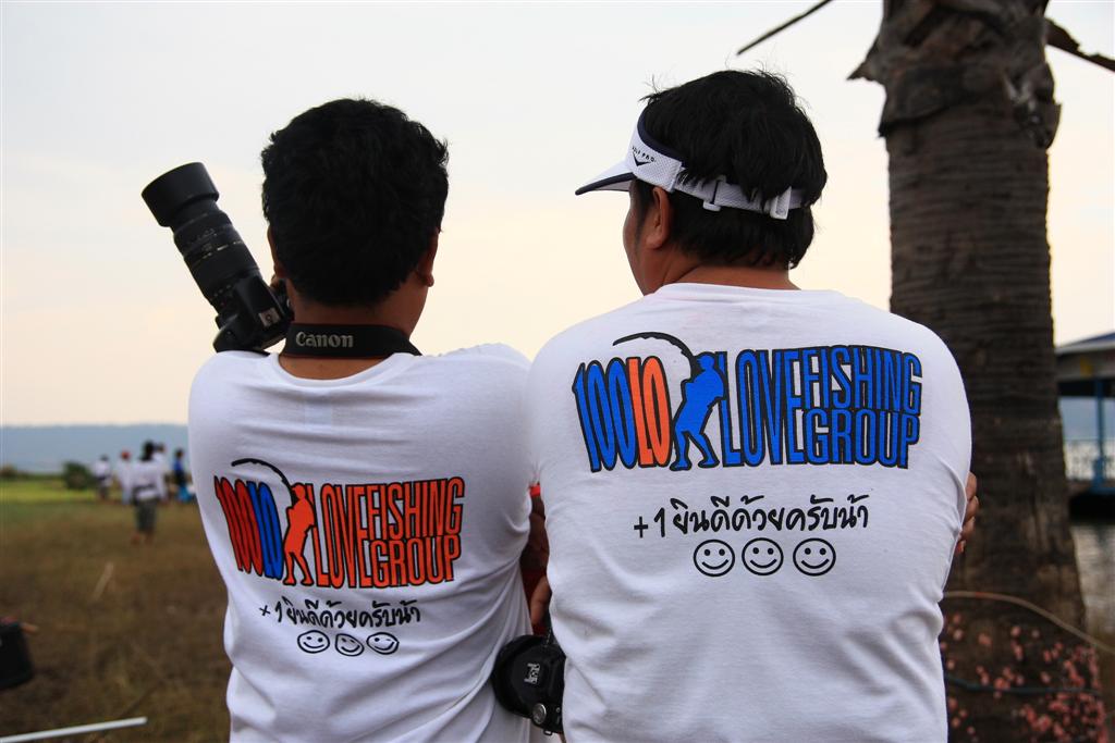 ขอแจมหน่อยนะครับ  :grin: :grin: :grin: :grin:

ภาพนี้เสื้อก็สวย นายแบบทั้งสองท่านก่อหล่อ นี่ขนาดมอ