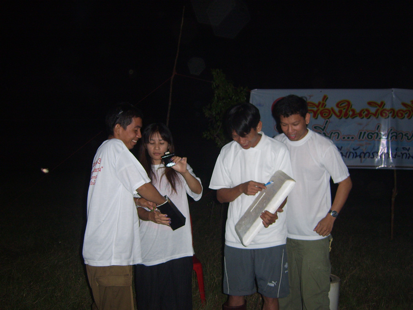  :grin: :grin: :laughing: :laughing:  เพื่อไม่เป็นการได้เปรียบเสียเปรียบ จึงมีการจับสลากแบ่งสาย และแ