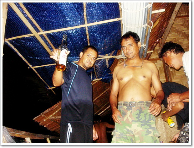 "เร็วๆ  เอาสักป๋องมัย..เหนื่อยแรงนิ"  