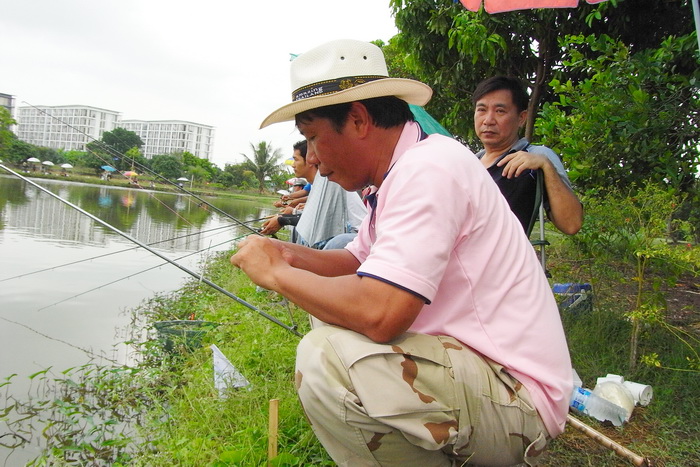 น้าใหญ่ บางพลี ท่านรองประธานเห็นน้าปูตั้งทุ่นขึ้นลงเดี๋ยวทุ่นจมเดี๋ยวเอียงอดรนทนไม่ไหวเดินมาช่วยดูสั