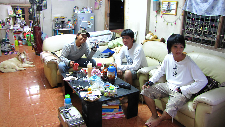     วันเสาร์ เปิดบ้านรับ น้องเชาว์ น้องแลนด์ เนื่องจากได้เห็นกระทู้น้าแคท...น้องๆทนไม่ได้..รีบขับรถม