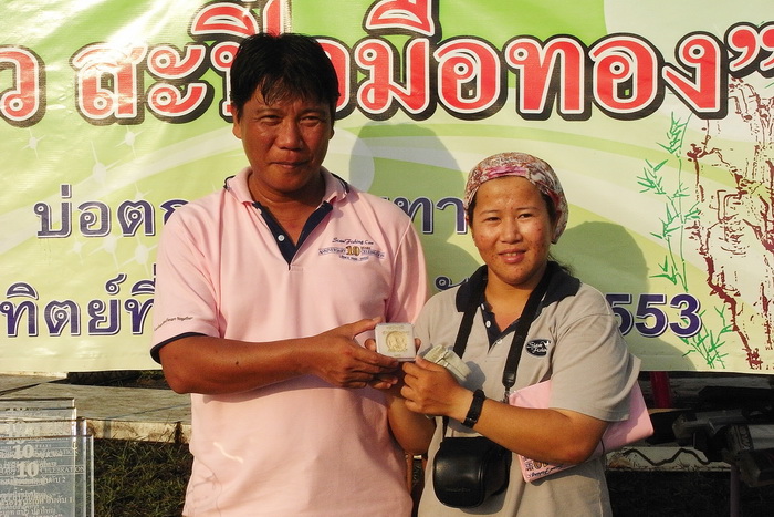 และได้รับมอบของที่ระลึกจากน้าใหญ่ 