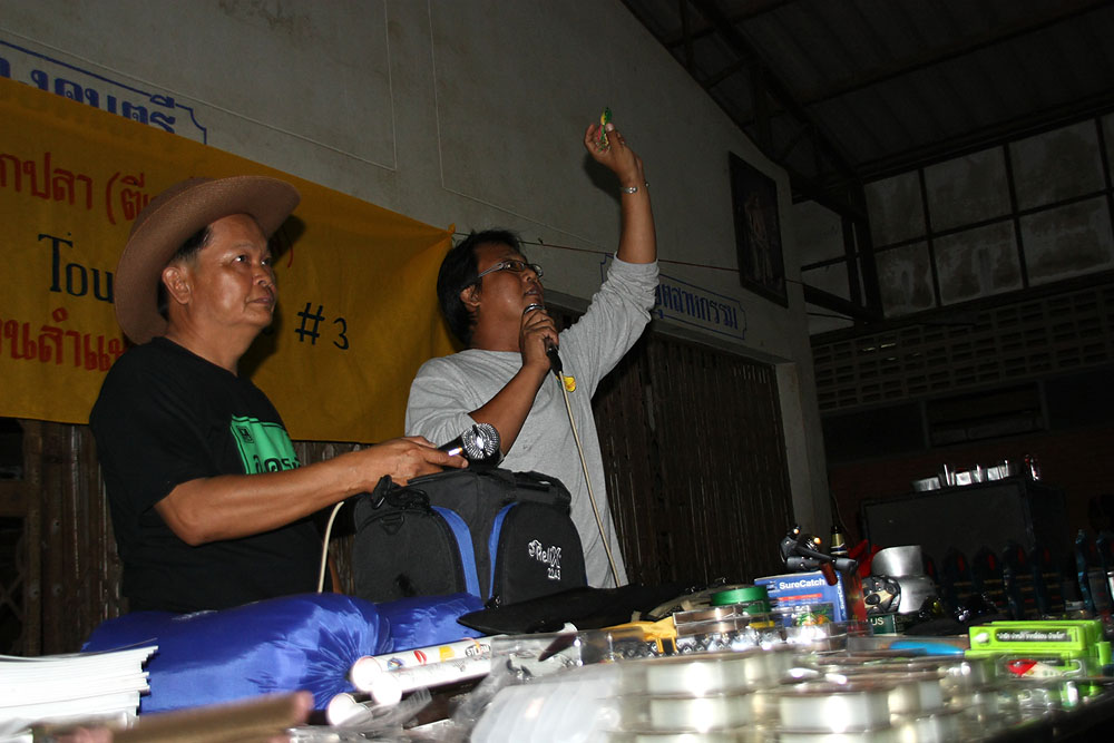 พิธีกรรับเชิย จับรางวัลแจก แจก
แจกจนเกลี้ยงครับ
 :cool: