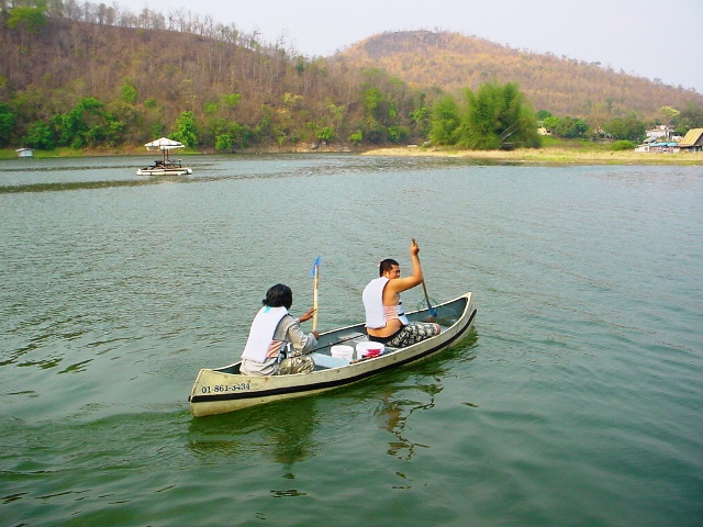 น้าต่าย พายเรือไป น้าโบ ตะโกนว่า [b] โอเลี้ยง ชาดำเย็น มั๊ยคร๊าบบบบบบบบบบ [/b]  :laughing: :laughing