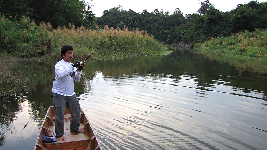 
     เรือลอยตามแรงดึงไปเลย.......มานมุดไ
