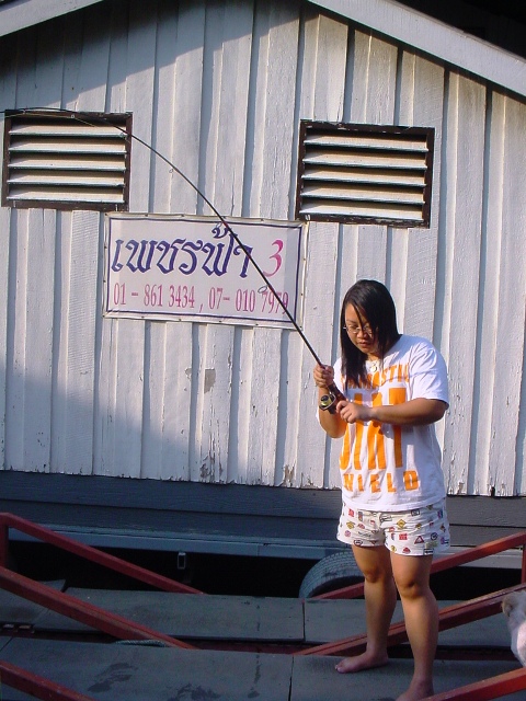 ลีลาการอัดปลาของน้องแอน ใช้ได้เลยครับ ไม่รู้ว่ามีอาจารย์ดี หรือว่า เก่งเอง ก็ไม่รู้ครับ อิ อิ อิ  :c