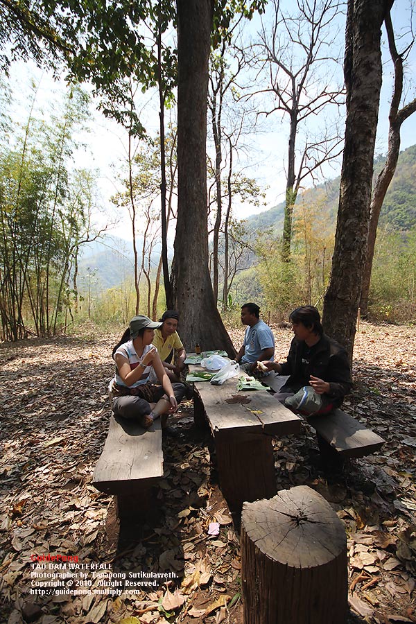 หม่ำข้าวเหนียว...หมูทอดกันคนละ 2 ห่อ

แอบเห็นเพื่อนๆ บางท่านเก็บแรงไว้ในท้อง 4 ห่อ   :ohh:

 :gr