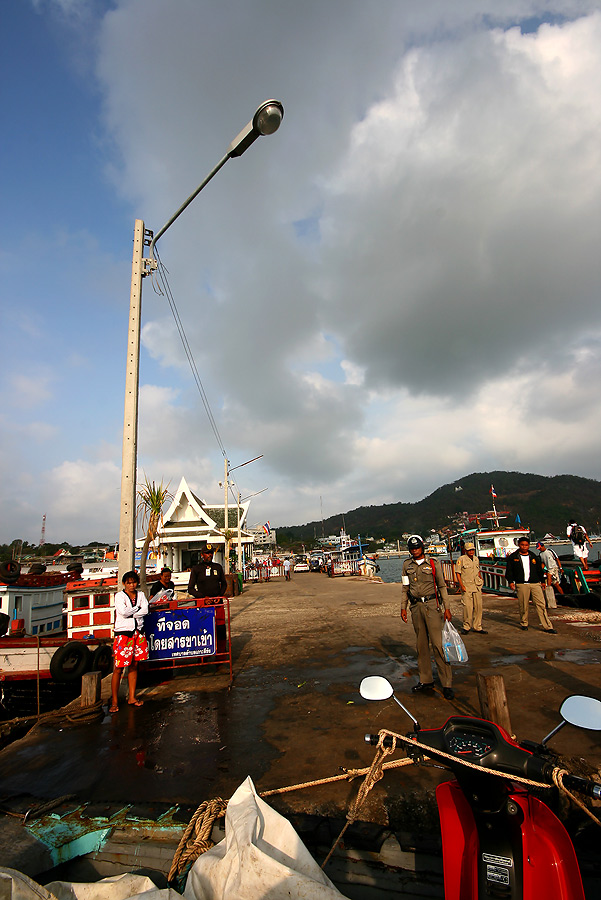 
เรือโดยสาร  เข้าเทียบที่สะพาน  ท่าบน แล้ว

ที่นี่  เค้าจัดระเบียบ  ของการขึ้น หรือลงเรือ ไว้ด้วย