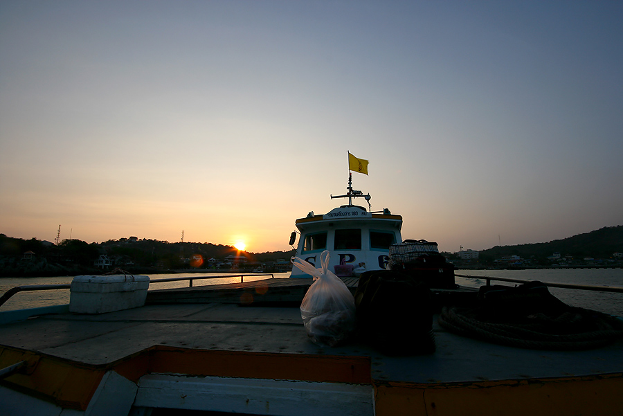 
ได้เวลา  เรือออกจากสีชัง

เราทิ้งภาพ เกาะสีชัง  ไว้เบื้องหลัง

อยากจะบอกว่า  อยากจะมาอีกซักครั