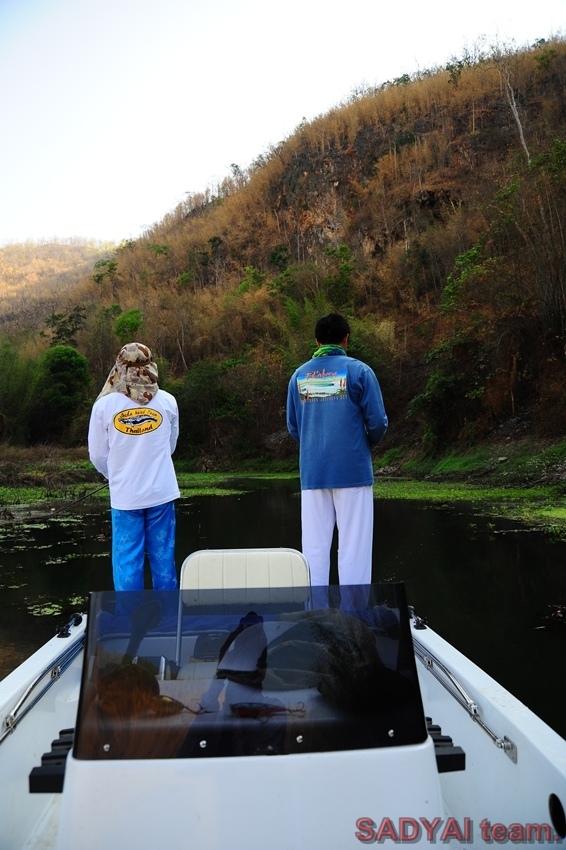 ทางท้ายเรือ หนึ่งเพื่อน หนึ่งพี่

ต่างคนต่างตี ผมไม่รู้ในใจพวกเขาคิดอะไร

แต่ผมเชื่อ ทุกคนต่างมี