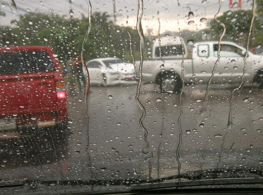 ฝนตกระหว่างทางกลับไปกระบี่ รถชนกัน3-4 คัน บอมบ์โชเฟอร์ มัวดูรถชนเพลิน ขับไปชนรถคันสีแดงข้างหน้า
ไม่