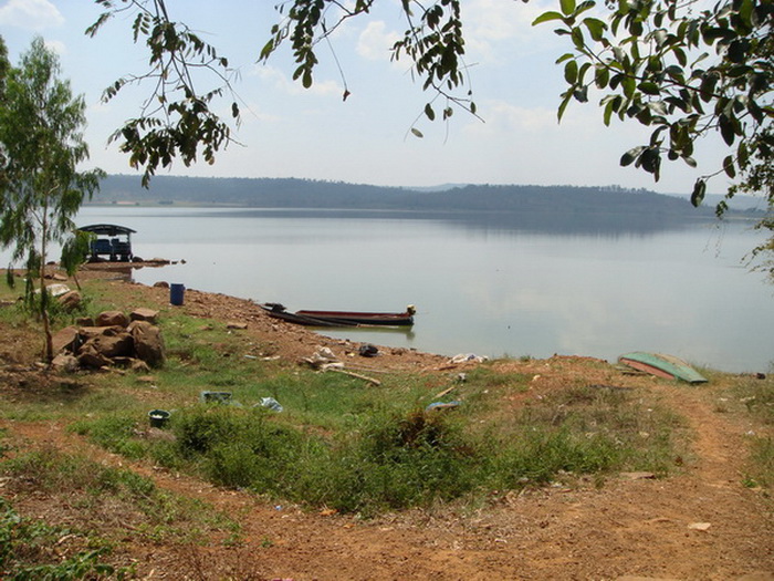 ที่ท่าเรือครับ   กำลังรอเรือมารับ

น