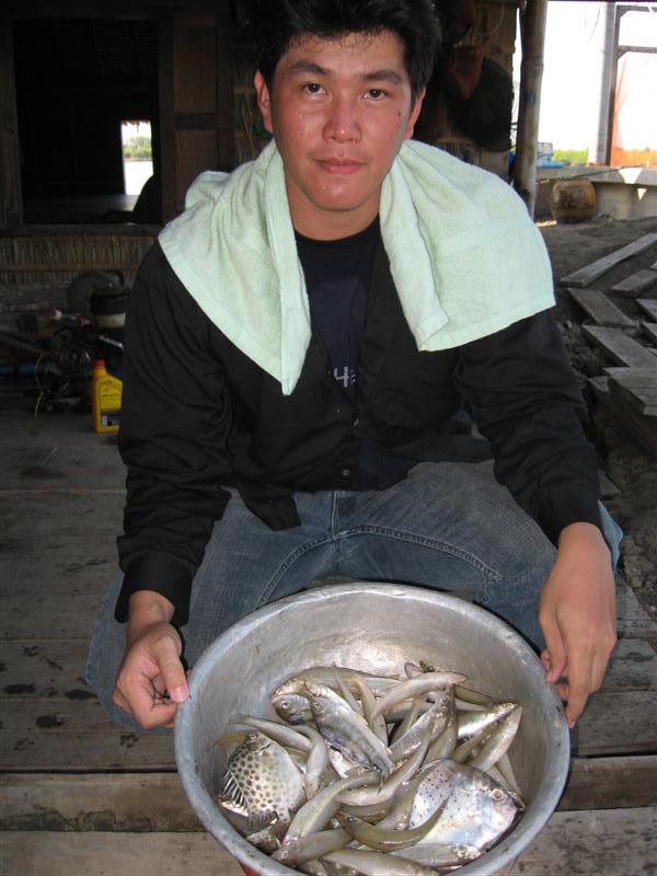 ถ่ายรูปคู่กับผลงานหน่อยครับ  :cool: :cool: :co