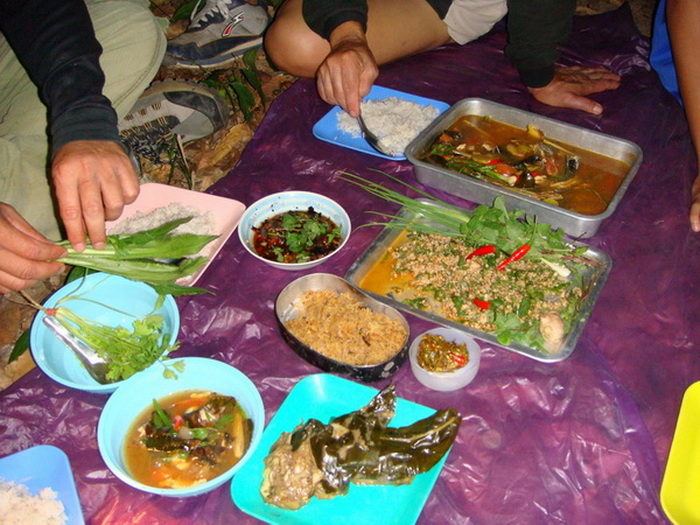 รายการอาหารมื้อนี้ครับ

1. ต้มโคล้งปลาย่างรสแซ็บ
2. ลาบปลากระสูบ รสเด็ดกระชากใจ
3. น้ำพริกสมุนไพ
