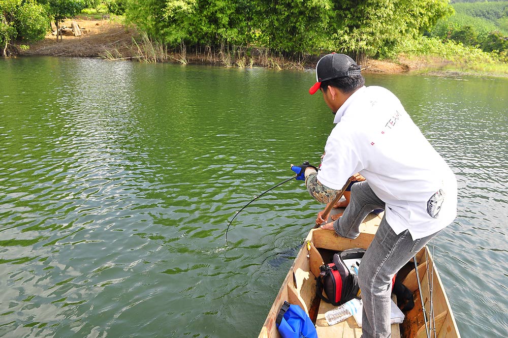 พอเริ่มเห็นคน มันก็มุดลงใต้ท้องเรืออีก เอิ้กๆๆๆ ดีวุ๊ย  :laughing: :laughing: :laughing: